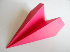 Как сделать бумажный самолётик?