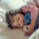Проблемы со сном: ребенок засыпает только вместе с родителями