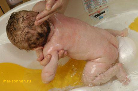 Как правильно купать новорожденного1