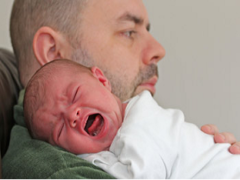 Как легко успокоить плачущего младенца?