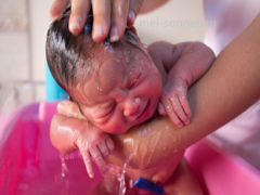 Как правильно мыть новорожденного ребенка?