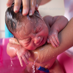 Как правильно мыть новорожденного ребенка