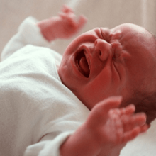 Почему новорожденный ребенок плачет, как его успокоить?