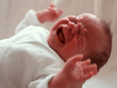 Почему новорожденный ребенок плачет, как его успокоить?