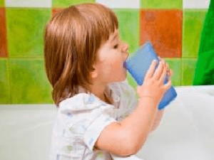 Как полоскать горло перекисью водорода детям?