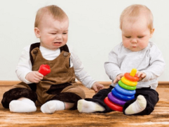 Чужие игрушки: надо ли учить ребенка делиться