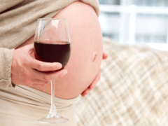 Стоит ли пить вино при беременности