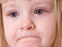 Почему у ребенка могут быть красные глаза?