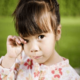 У ребенка глазки гноятся: причины и лечение