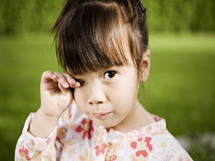 У ребенка глазки гноятся: причины и лечение