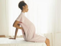Почему болит спина при беременности и что делать?